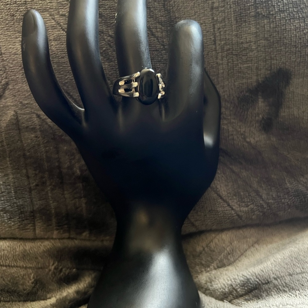 Stylish Silver Ring with Black Oval Stone - Picture 6 of 8